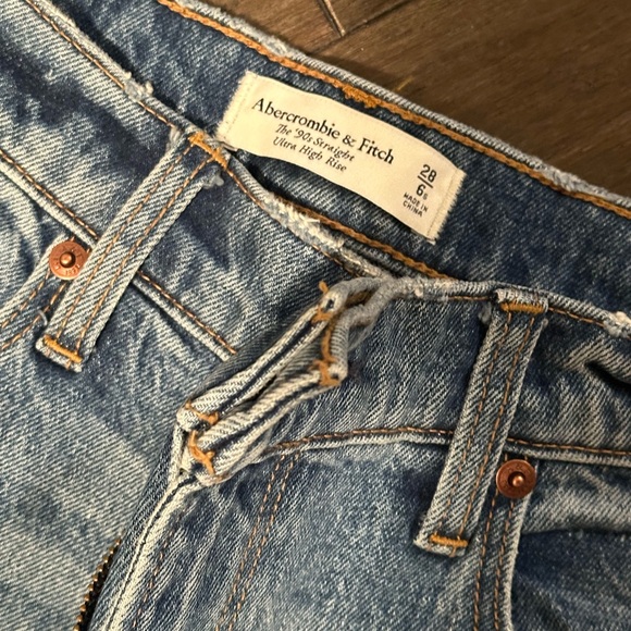 Abercrombie & Fitch Women's 90s Straight Leg Jeans - Distressed Blue - Picture 2 of 4